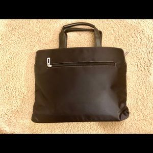 Spill-resistance handbags